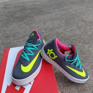 Like NEW Nike KD Trey 5 Grey/Pink/Volt 6Y / 7.5 Wo
